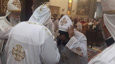 مطران أسوان يمنح كاهن مارمرقس رتبة القمصية