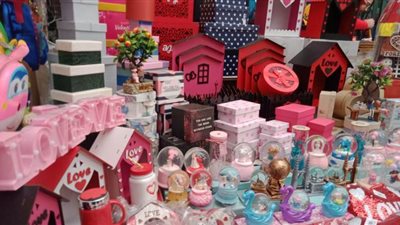 الدبدوب بـ 250 جنيها والقلوب بـ 55.. قائمة بأسعار هدايا عيد الحب في أسواق الإسكندرية | صور