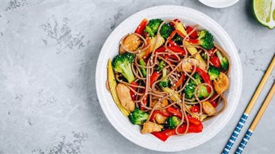 طريقة عمل نودلز الدجاج مع صوص السويت تشيلي