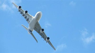 لحظة ضرب صاعقة قوية لطائرة ركاب في سماء إنجلترا | فيديو