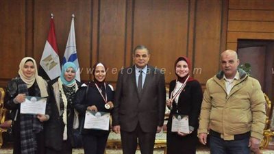 رئيس جامعة كفر الشيخ يكرم المشاركات في أسبوع الفتيات بالفيوم | صور
