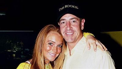 القبض على والد ليندسي لوهان بتهمة الاعتداء على زوجته