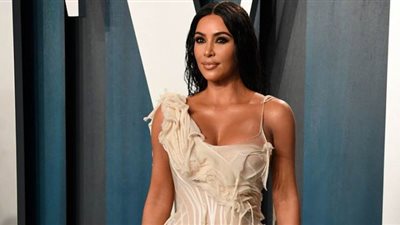 كيم كارداشيان تكشف معاناة إطلالتها بحفل الأوسكار | فيديو