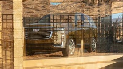 كاديلاك تنتج أول قمرة قيادة رقمية بثلاث شاشات OLED منحنية