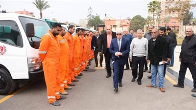محافظ بورسعيد يتفقد سيارات ومعدات تم رفع كفاءتها..صور