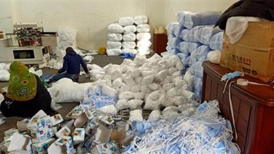 غلق مصنعين غير مرخصين لإنتاج القفازات الطبية غير المعقمة بالشرقية | صور