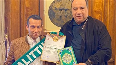 رئيس نادي الاتحاد يكرم عامل نظافة فاز في مسابقة القرآن الكريم