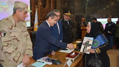 محافظ الغربية ونائبه يكرمان أسر الشهداء ومصابي العمليات الحربية والشرطة | صور