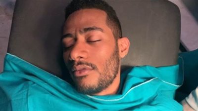 بطريقة ساخرة..محمد رمضان من غرفة العمليات: الدكتور اللى صورني وقفوه عن العمل| فيديو