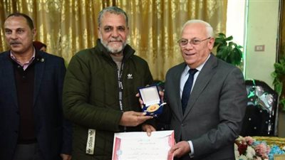 محافظ بورسعيد يكرم العاملين بمدينة بورفؤاد لتفوقهم بمسابقة التميز الحكومي | صور