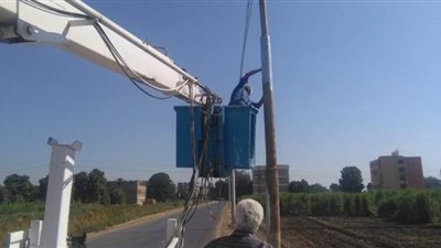 إنارة وتمهيد الطريق الصحراوي بقرية أبوشوشة لتقليل الحوادث بقنا | صور