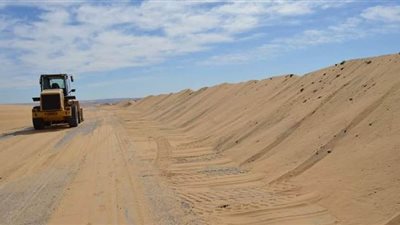 الوادى الجديد تزيل الكثبان الرملية من طريق دوش | صور
