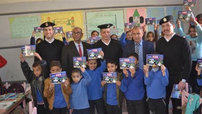 أمن الوادي الجديد يوزع كتيبات تعليمية لطلاب المدارس| صور