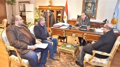 محافظ أسيوط يبحث مع مسئولي الصحة ومياه الشرب تنفيذ 