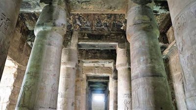 ضبط مدير مدرسة بتهمة التنقيب والعثور على آثار وسراديب أسفل منزله بسوهاج