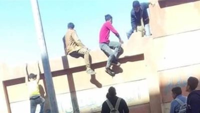 هروب جماعي من على سور مدرسة إعدادية في الإسكندرية | صور
