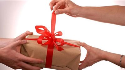 ماحكم الهدية وهل هى دين على أسرة المهدى إليه ؟