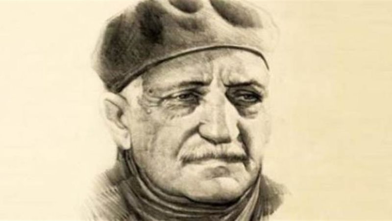 الكاتب عباس محمود