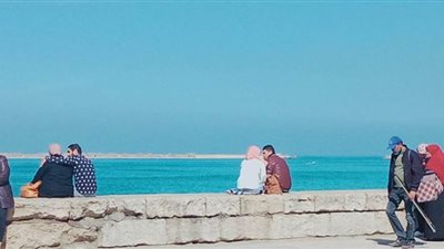 العشاق يحتفلون بعيد الحب على كورنيش الإسكندرية | صور