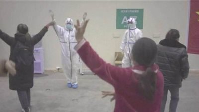 صينيون يطلقون رقصة 