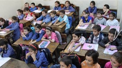 هل تحرم الحكومة الطفل الثالث للأسرة من مجانية التعليم؟