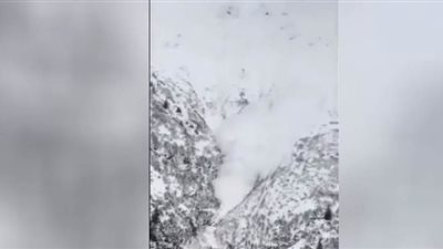 لحظة انهيار الجبال الثلجية بـ 