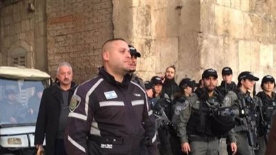 قوات الاحتلال تعتدي على المصلين في الأقصى