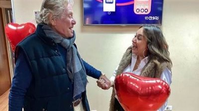 نشطاء لـ إنجي على بعد تقبيل 