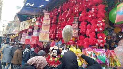 اللون الأحمر يزين أسواق الإسكندرية في عيد الحب