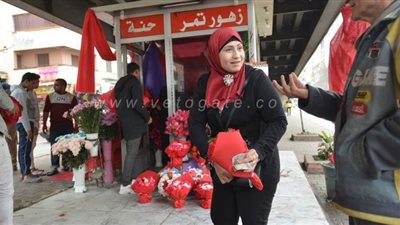 15 صورة ترصد إقبال الشباب على الورود في عيد الحب