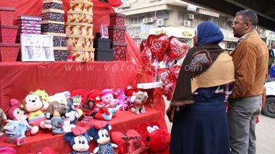 إقبال كبير على محال الهدايا والورود في عيد الحب | صور