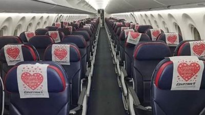 القلوب تزين طائرات واستراحات مصر للطيران احتفالا بعيد الحب.. وتخفيض 50% على تذكرة المرافق