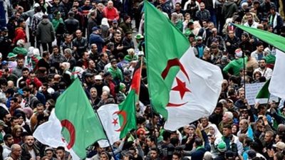 آلاف المحتجين بالجزائر في الشوارع للمطالبة بالقضاء على فلول النظام السابق