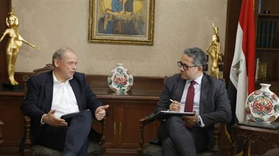 وزير الآثار يبحث سبل الاستفادة السياحية مع شركة تيوي العالمية