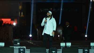 تامر حسني لجمهوره في حفل عيد الحب: كم حد نفسه حبيبه يرجع له؟| فيديو