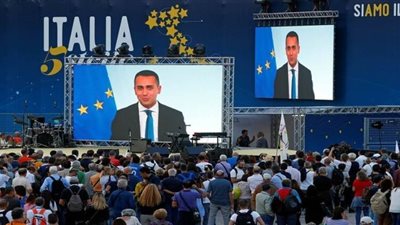 وزير الخارجية الإيطالي يطالب المواطنين بالتظاهر ضد الحكومة