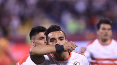 لاعبو الزمالك يحتفلون بالسوبر الإفريقي حاملين علم مصر في ملعب الغرافة