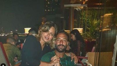 ميدو يغني مع زوجته بعد تتويج الزمالك بالسوبر الأفريقي | فيديو