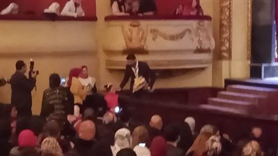 فتاة تهدي الفنان خالد سليم بوكيه ورد في حفل عيد الحب بالإسكندرية | صور