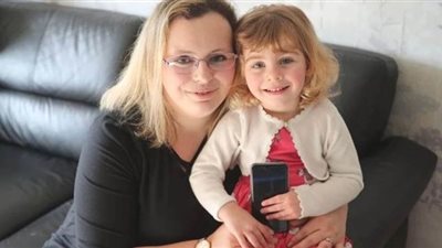 طفلة تنقذ أمها من الموت بحركة تلقائية | صور