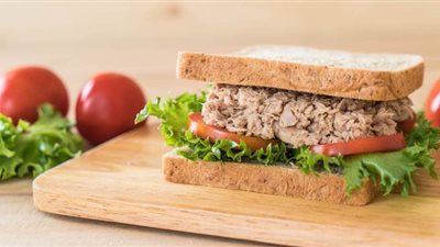 طريقة عمل ساندويتش التونة بالطماطم والفلفل
