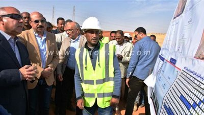 وزير النقل يعلن تنفيذ مشروع ازدواج الطريق الصحراوي الغربي بأسوان | صور