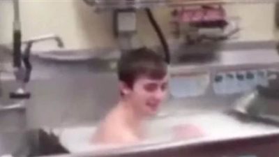 عامل يستحم داخل غسالة أطباق في أحد المطاعم الشهيرة| صور