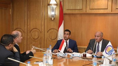 محافظ قنا يلزم الشركات المنفذة للمشروعات بتحديد مواعيد التشطيب | صور