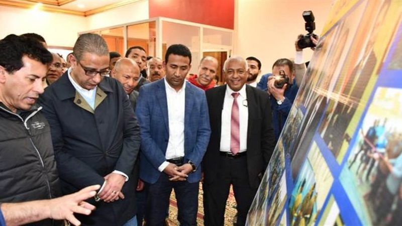 وزير الشباب مع محافظ