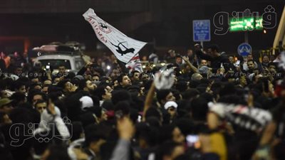 جماهير الزمالك تتوافد على مطار القاهرة لاستقبال أبطال السوبر | صور
