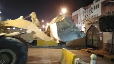 أمن القاهرة يزيل الحواجز الخرسانية بمحيط قسمي عين شمس والمقطم | صور