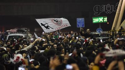 24 صورة ترصد احتشاد جماهير الزمالك أمام مطار القاهرة استعدادًا لاستقبال فريقهم | صور