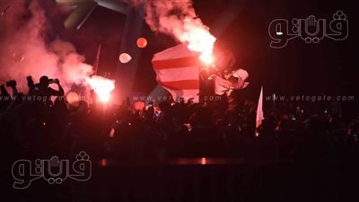 جماهير الزمالك تشعل الشماريخ والألعاب النارية بمطار القاهرة احتفالًا بالسوبر الأفريقي | صور