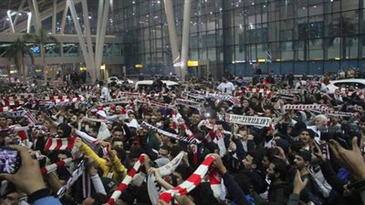 جماهير الزمالك تغادر مطار القاهرة بالطبل والهتافات لفريقهم فرحًا بكأس السوبر الأفريقي |  فيديو